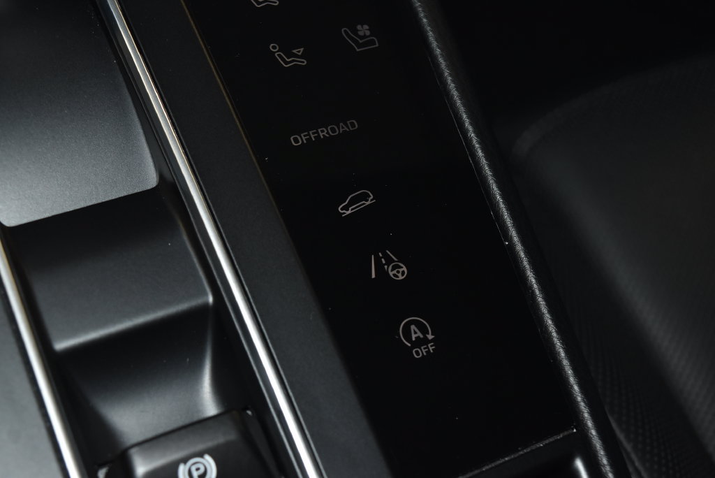 Certified 2026 Porsche Macan AWD/4WD image 17