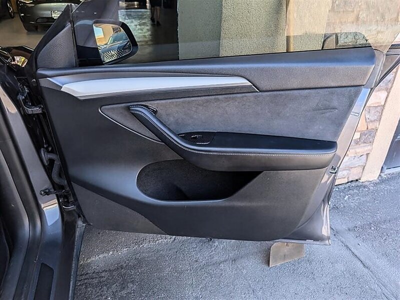 Used 2023 Tesla Model Y Performance AWD/4WD image 29