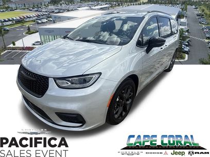 New 2026 Chrysler Pacifica Limited w/ Uconnect Theater Family Group