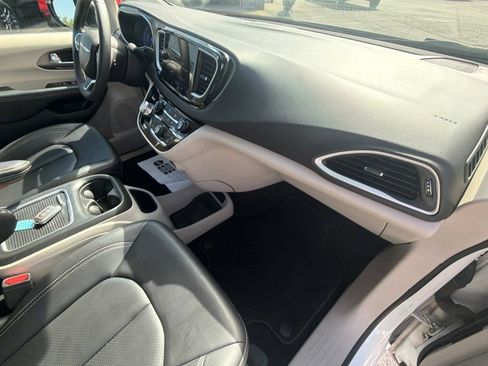 Used 2024 Chrysler Pacifica Touring-L FWD image 51