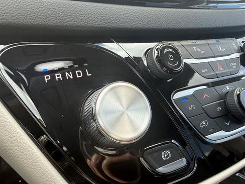 Used 2024 Chrysler Pacifica Touring-L FWD image 38