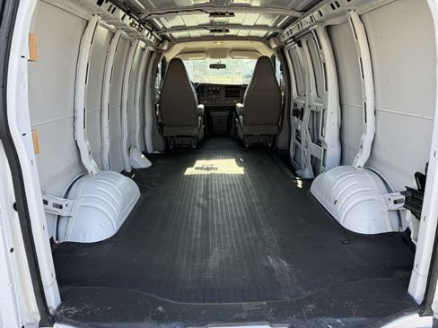 Used 2018 Chevrolet Express 2500 w/ Driver Convenience Package RWD image 19