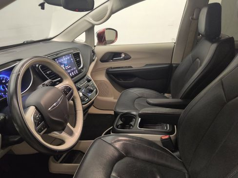 Used 2018 Chrysler Pacifica Limited FWD image 17