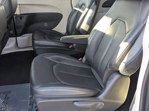 Used 2021 Chrysler Pacifica Touring-L image 17