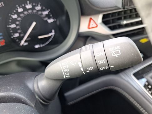 Used 2025 Toyota Sienna XLE image 24