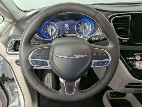 Used 2024 Chrysler Pacifica Touring-L FWD image 21