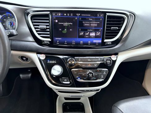 Used 2022 Chrysler Pacifica Touring-L FWD image 13