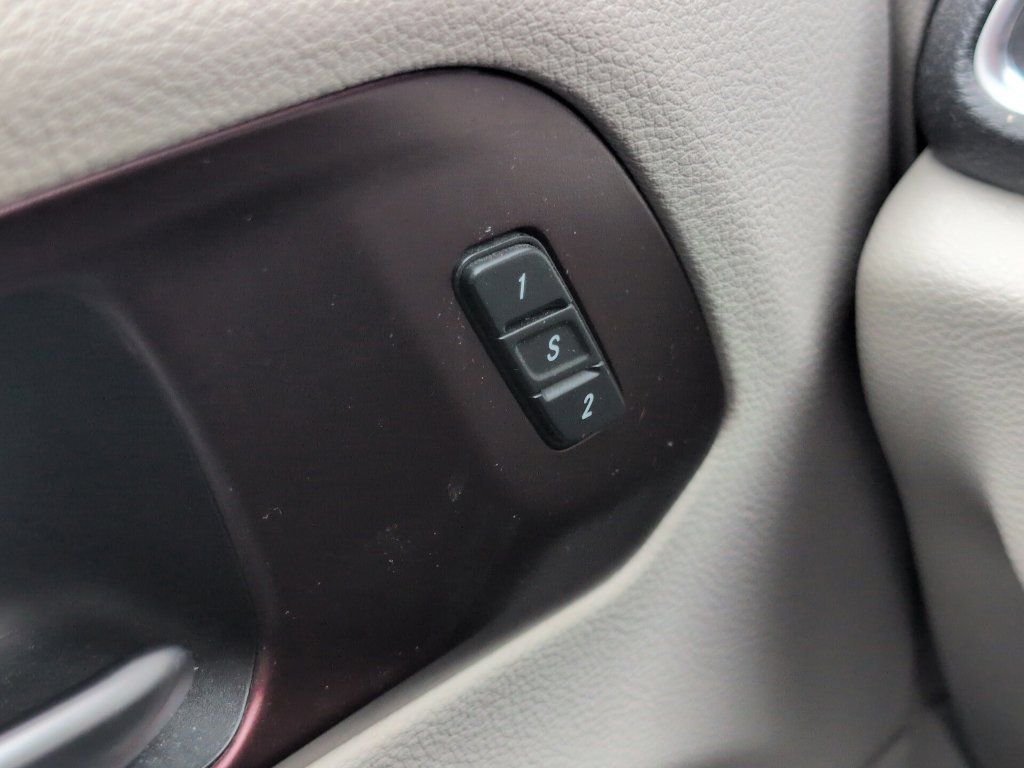 Used 2020 Chrysler Pacifica Limited w/ Tire & Wheel Group FWD image 23