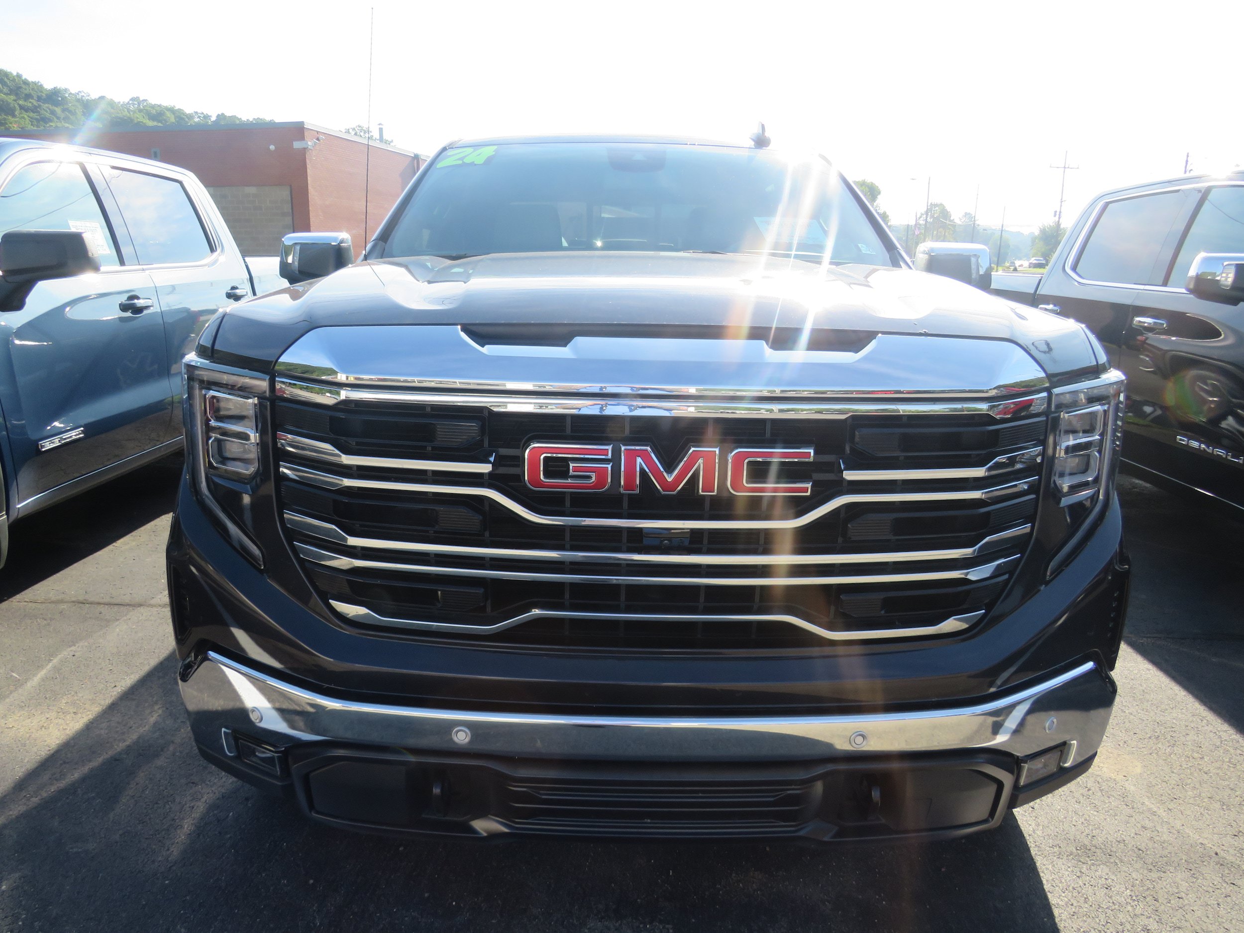 Used 2024 GMC Sierra 1500 SLT w/ SLT Premium Plus Package AWD/4WD image 2