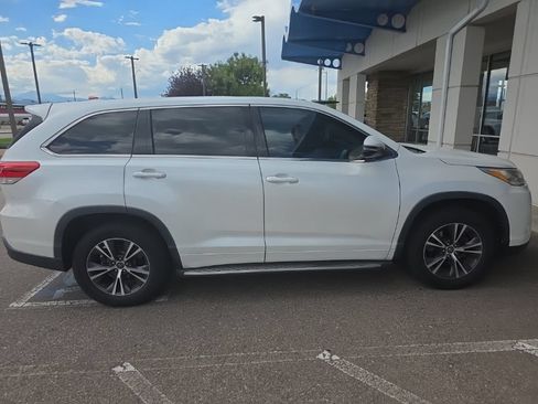 Used 2017 Toyota Highlander Plus FWD image 4