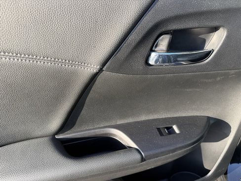 Used 2017 Honda Accord EX-L image 34