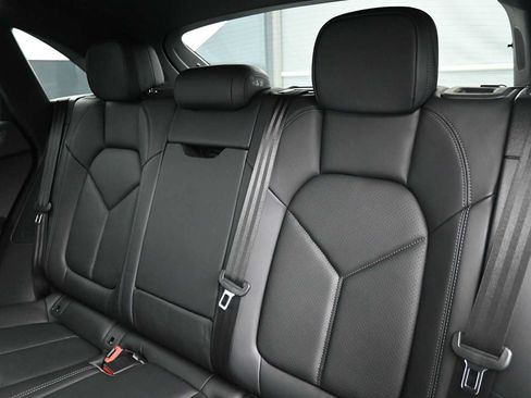 Certified 2023 Porsche Macan S AWD/4WD image 17