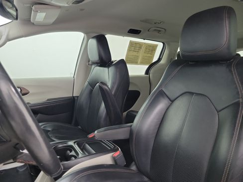 Used 2019 Chrysler Pacifica Touring-L FWD image 17