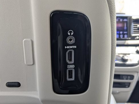 Used 2017 Chrysler Pacifica Touring-L Plus w/ Advanced Safetytec Group FWD image 21