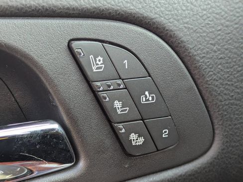 Used 2013 Chevrolet Avalanche LTZ image 27