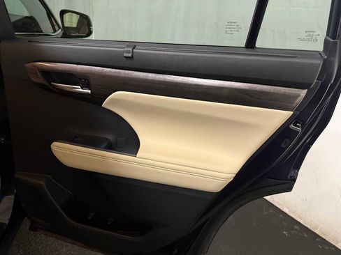 Used 2024 Toyota Highlander Limited image 27