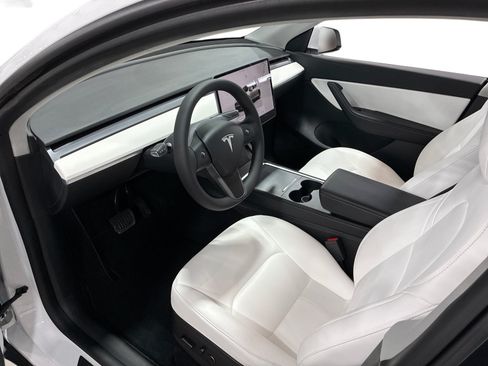 Certified 2022 Tesla Model Y Long Range AWD/4WD image 9