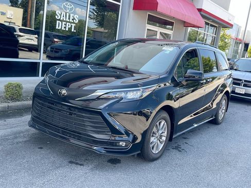 Used 2026 Toyota Sienna XLE FWD image 13