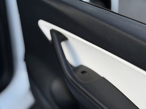 Used 2021 Tesla Model Y Long Range image 36