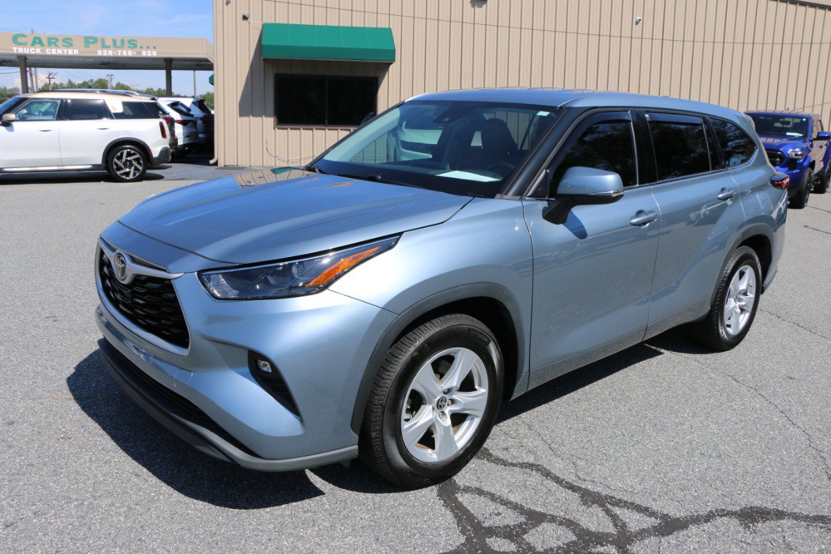 Used 2022 Toyota Highlander LE FWD image 1