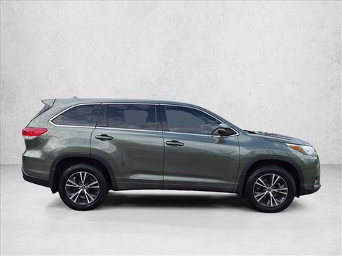 Used 2018 Toyota Highlander Plus FWD image 4
