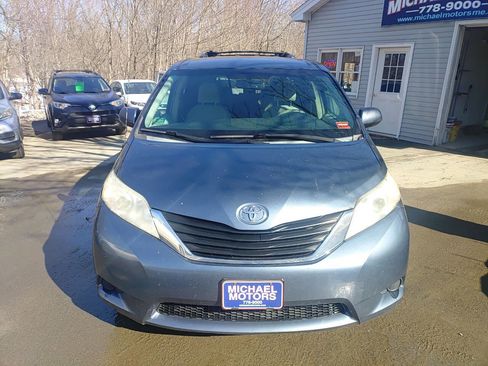 Used 2013 Toyota Sienna LE w/ Towing Pkg image 2
