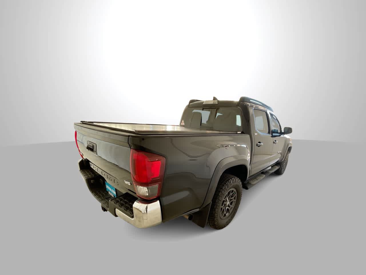 Used 2018 Toyota Tacoma SR5 AWD/4WD image 8