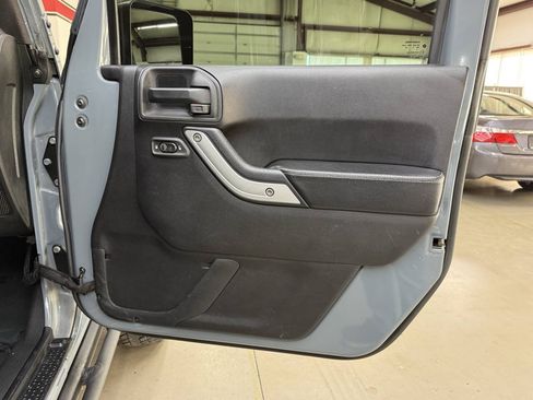 Used 2015 Jeep Wrangler Unlimited Rubicon AWD/4WD image 16