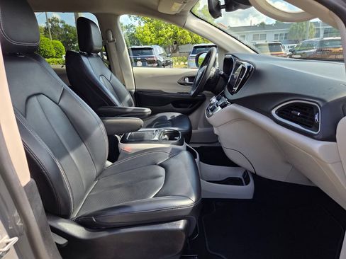 Used 2023 Chrysler Pacifica Touring-L FWD image 19