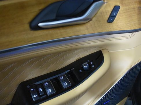 Used 2022 Jeep Grand Cherokee Summit image 8