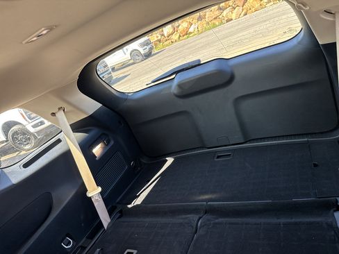 Used 2024 Ford Explorer XLT RWD image 10