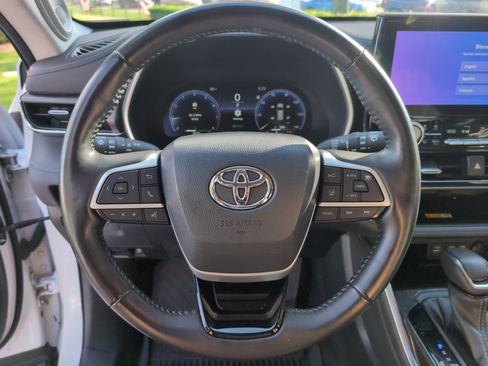 Used 2023 Toyota Highlander Limited FWD image 18