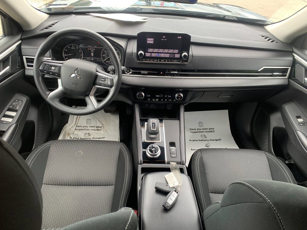 Used 2024 Mitsubishi Outlander ES AWD/4WD image 16