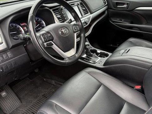 Used 2019 Toyota Highlander XLE image 11