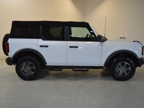 Used 2023 Ford Bronco 4-Door AWD/4WD image 2