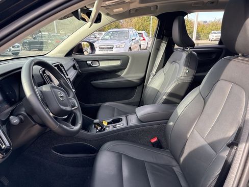 Certified 2025 Volvo XC40 B5 Core image 16