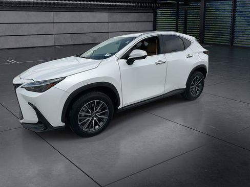 Certified 2025 Lexus NX 250 FWD w/ Accessory Package (Z2) image 4