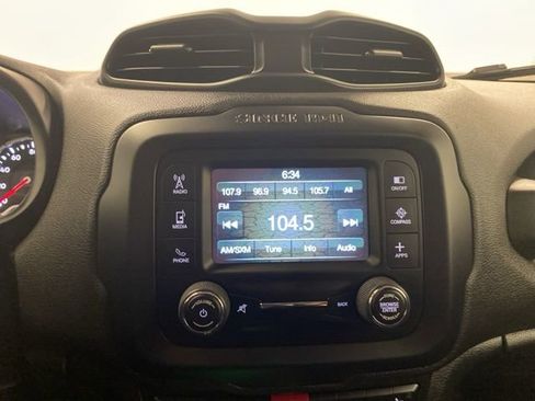 Used 2017 Jeep Renegade Latitude w/ Cold Weather Group image 10