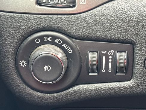 Used 2020 Jeep Cherokee Latitude Plus w/ Comfort/Convenience Group FWD image 27