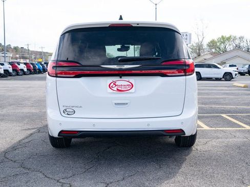 New 2026 Chrysler Pacifica Select image 4