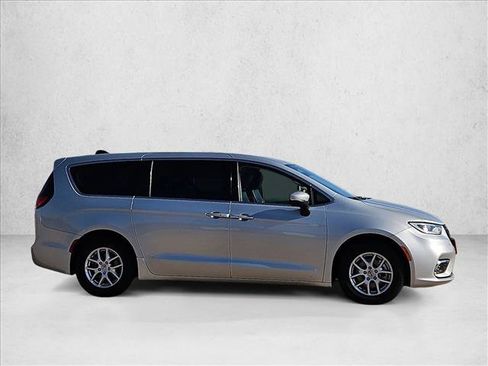 Used 2023 Chrysler Pacifica Touring-L FWD image 10