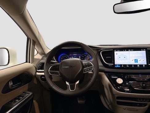Used 2022 Chrysler Pacifica Touring-L FWD image 19