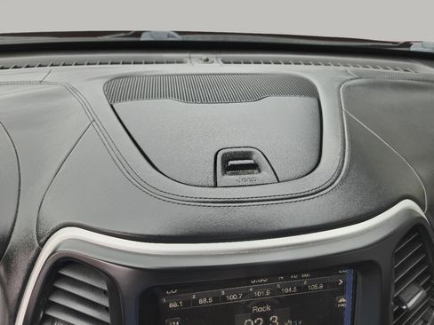 Used 2017 Jeep Cherokee Overland w/ Technology Group image 32