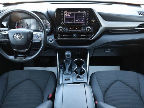 Used 2021 Toyota Highlander L image 2