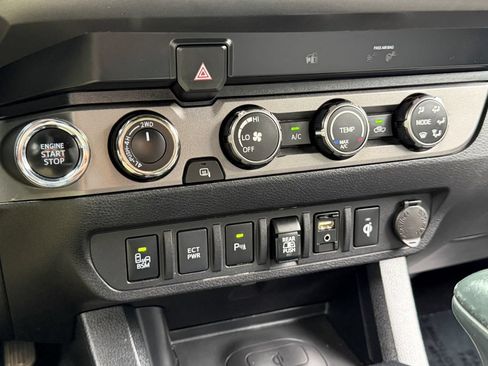 Used 2019 Toyota Tacoma TRD Sport w/ Technology Package AWD/4WD image 24