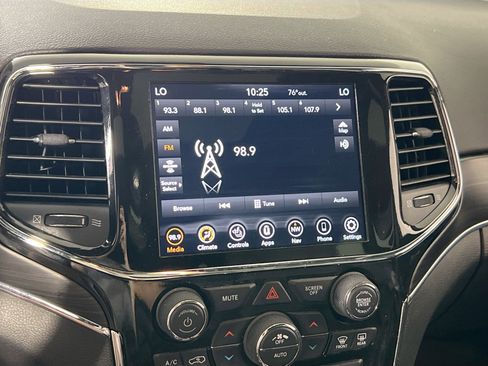 Used 2022 Jeep Grand Cherokee Limited image 15