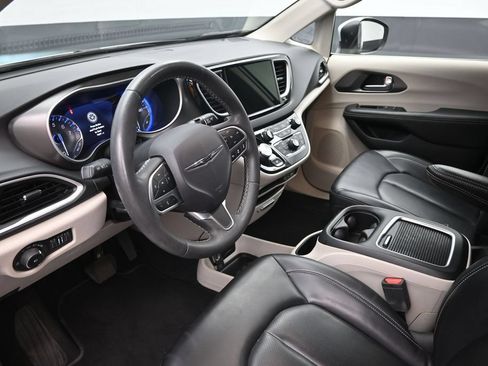 Used 2023 Chrysler Pacifica Touring-L FWD image 19