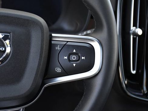 Used 2023 Volvo XC40 Recharge Plus image 9