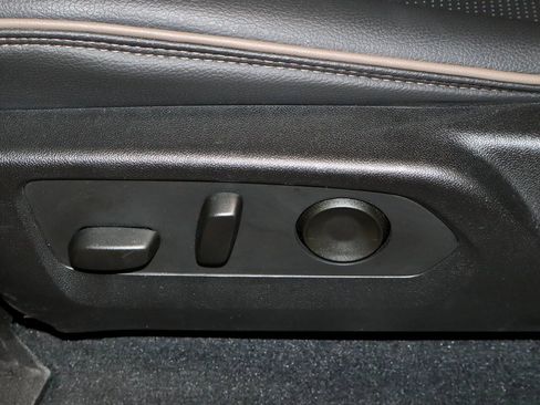 Used 2023 GMC Canyon Denali image 25