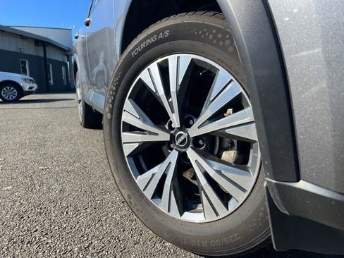 Used 2023 Nissan Rogue SV image 2